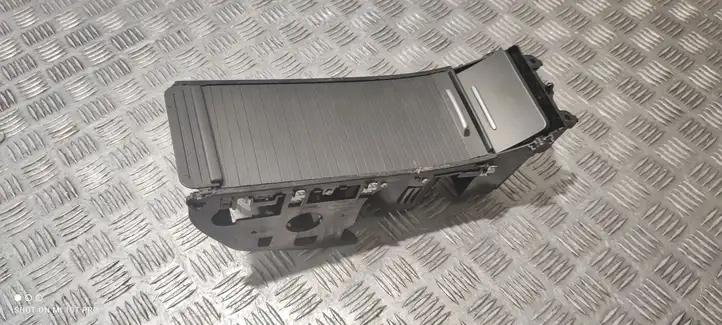 Land Rover Range Rover Sport L494 (2009 - 2013) CH32061A78 Передний подстаканник — фото 2