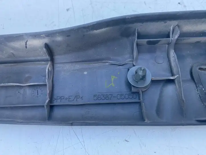 Toyota Avensis T220 (2000 - 2003) 5838705050 Отделка порога багажника — фото 6