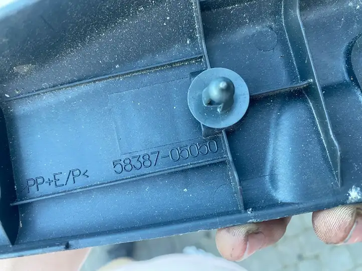 Toyota Avensis T220 (2000 - 2003) 5838705050 Отделка порога багажника — фото 7