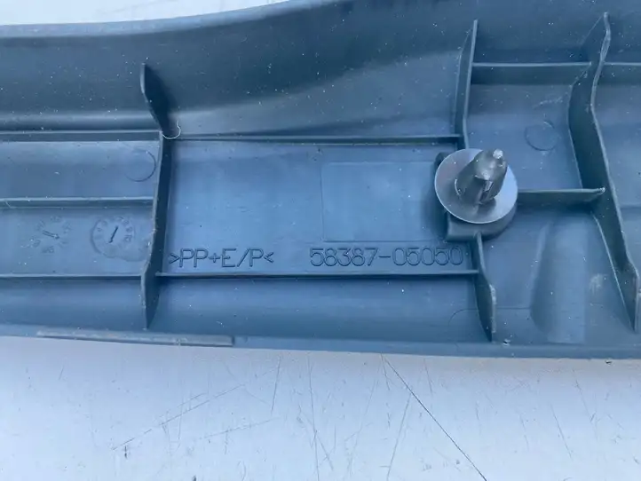 Toyota Avensis T220 (2000 - 2003) 5838705050 Отделка порога багажника — фото 8
