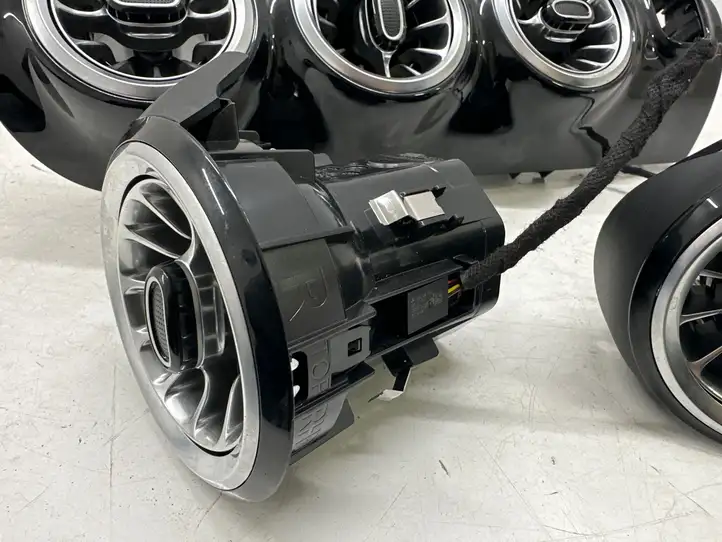 Mercedes-Benz CLA C118,X118 (2019 - ) A1778306902 Центральный воздушный дефлектор — фото 3