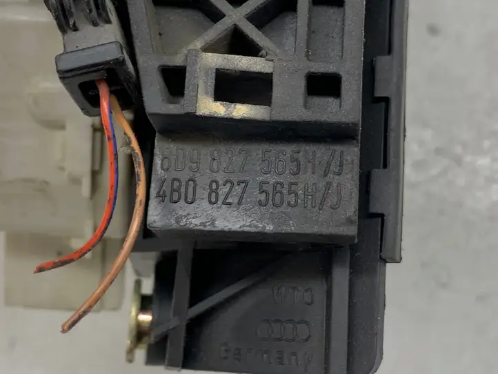 Audi A6 S6 C5 4B (1997 - 2001) 8D9827565H Ручка крышки багажника — фото 3