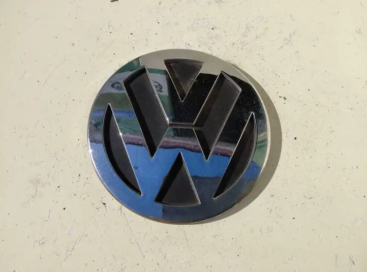Volkswagen Touran I (2003 - 2010) 1T0853630A Эмблема производителя — фото 1
