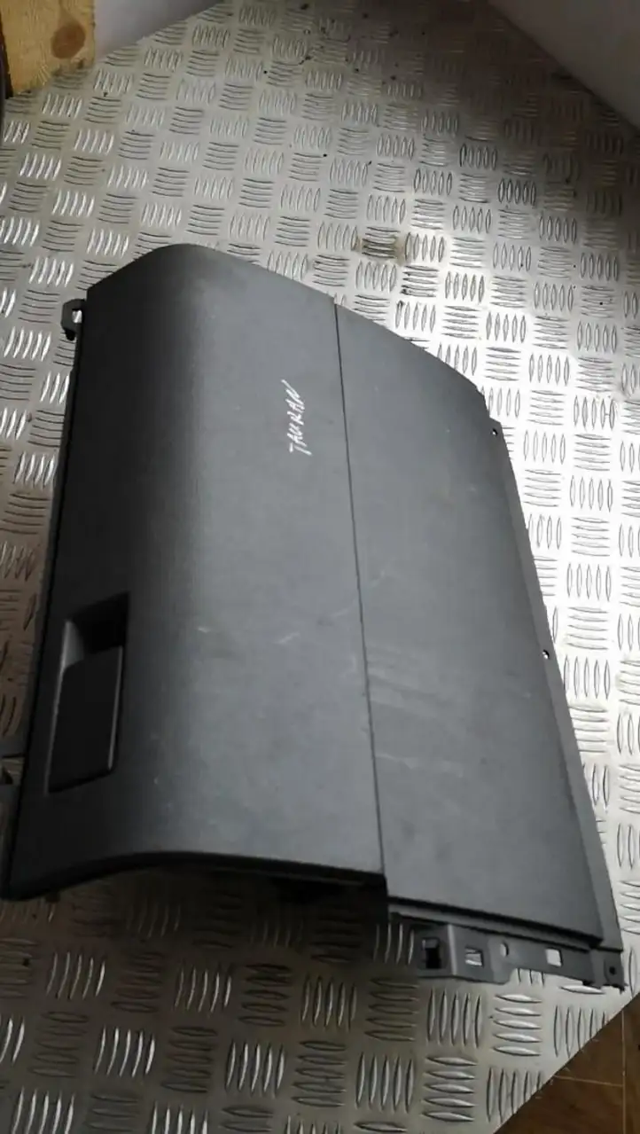 Volkswagen Touran I (2003 - 2010) Вещевой ящик — фото 1