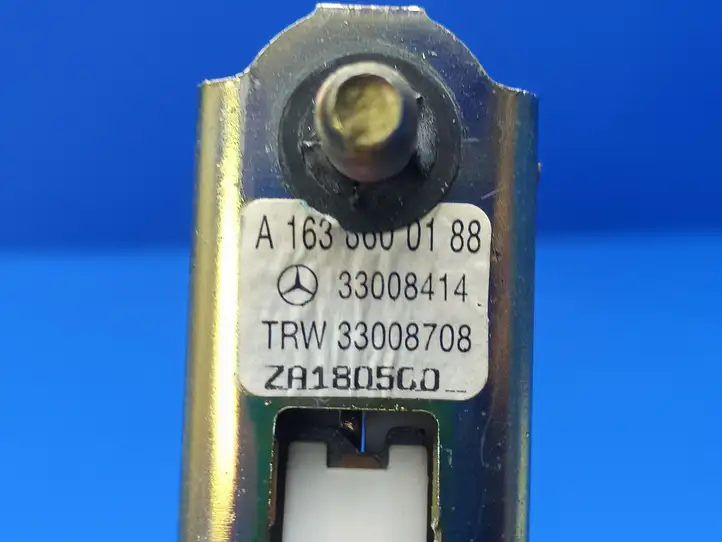 Mercedes-Benz ML W163 (1997 - 2005) A1638600188 Электродвигатель регулировки ремня безопасности — фото 2