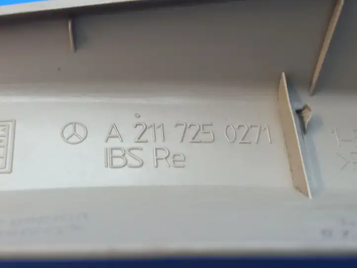 Mercedes-Benz E W211 (2002 - 2009) A2117250271 Накладка стекла передней двери — фото 3