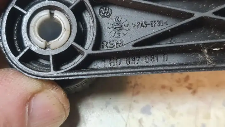 Skoda Octavia Mk1 (1U) (1996 - 2004) 1H0837581D Ручка стеклоподъемника — фото 3