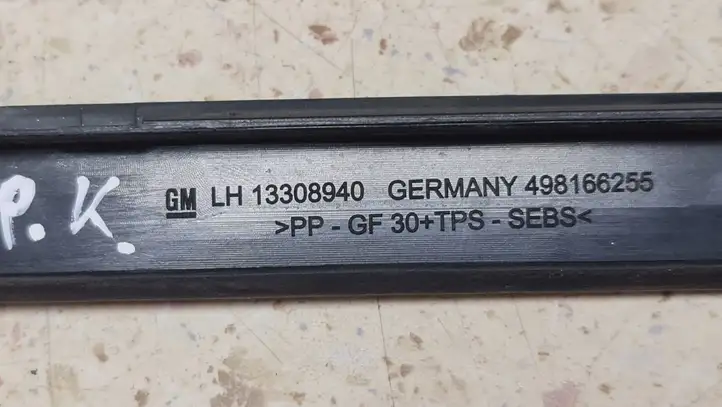Opel Astra J (2009 - 2012) 13308940 Накладка стоек лобового стекла — фото 2
