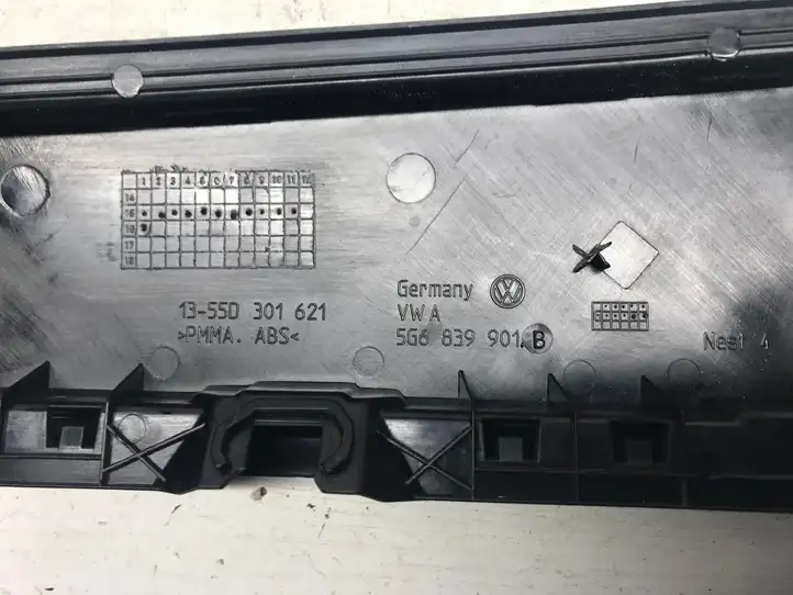 Volkswagen Golf VII (2013 - 2019) 5G6839901B Накладка стекла задней двери — фото 2