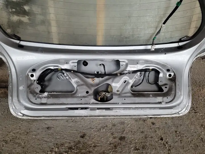Toyota Yaris (1999 - 2003) Крышка багажника — фото 3