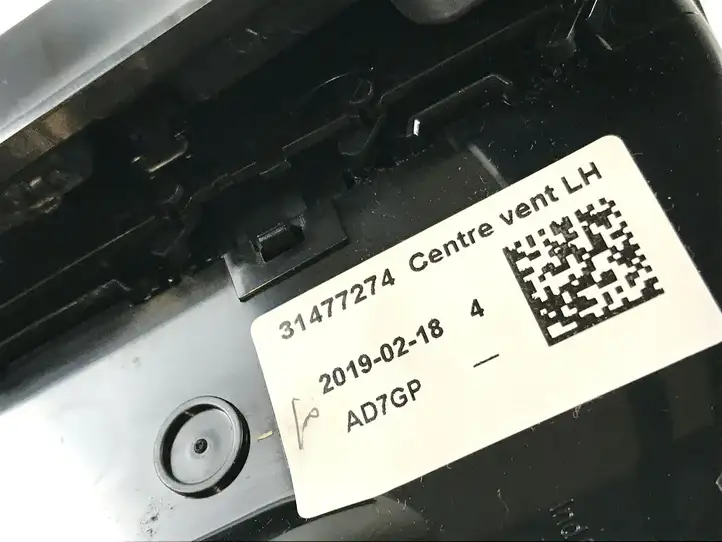 Volvo XC60 (2017 - ) 31477275 Центральный воздушный дефлектор — фото 2