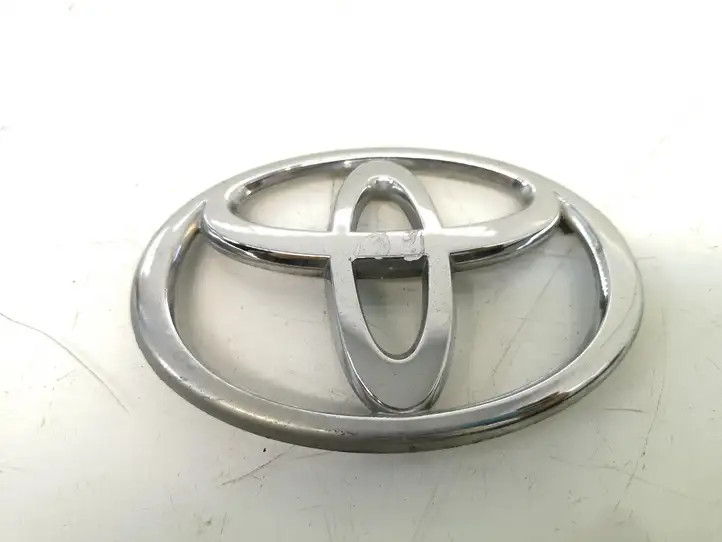 Toyota Avensis T250 (2006 - 2009) 3579T Эмблема производителя — фото 1