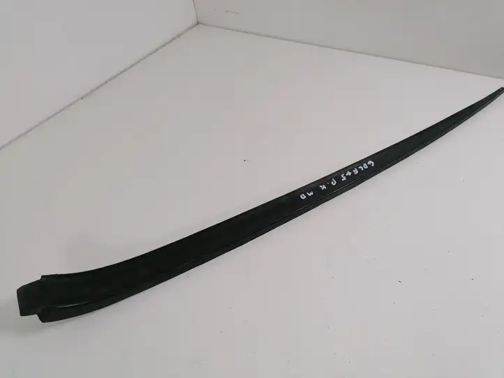 Volkswagen Golf Plus (2004 - 2008) 5M0854327B Накладка стоек лобового стекла — фото 1