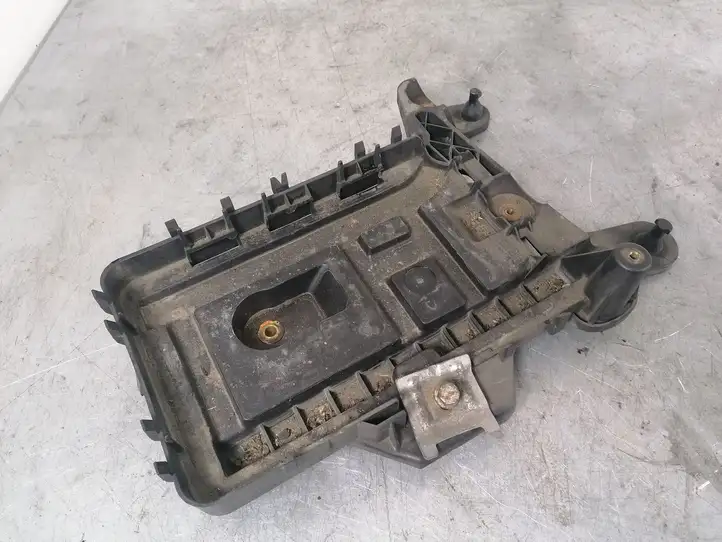 Volkswagen Tiguan (2007 - 2011) 1K0915333C Площадка аккумулятора — фото 1