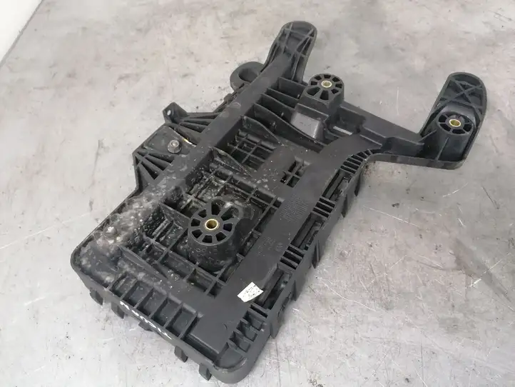 Volkswagen Tiguan (2007 - 2011) 1K0915333C Площадка аккумулятора — фото 2