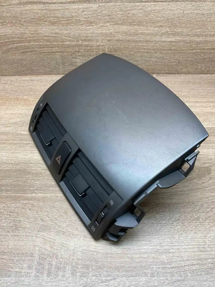 Toyota Corolla E140 E150 (2007 - 2013) 5567012370 Центральный воздушный дефлектор — фото 2