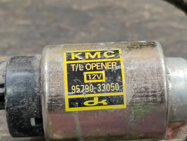 Kia Magentis (2001 - 2003) 9579033050 Замок крышки багажника — фото 3