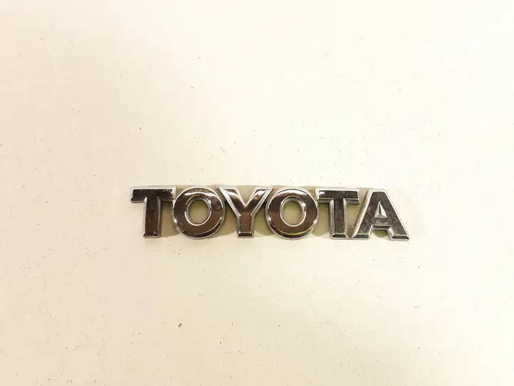 Toyota Corolla Verso AR10 (2004 - 2009) Эмблема производителя — фото 1