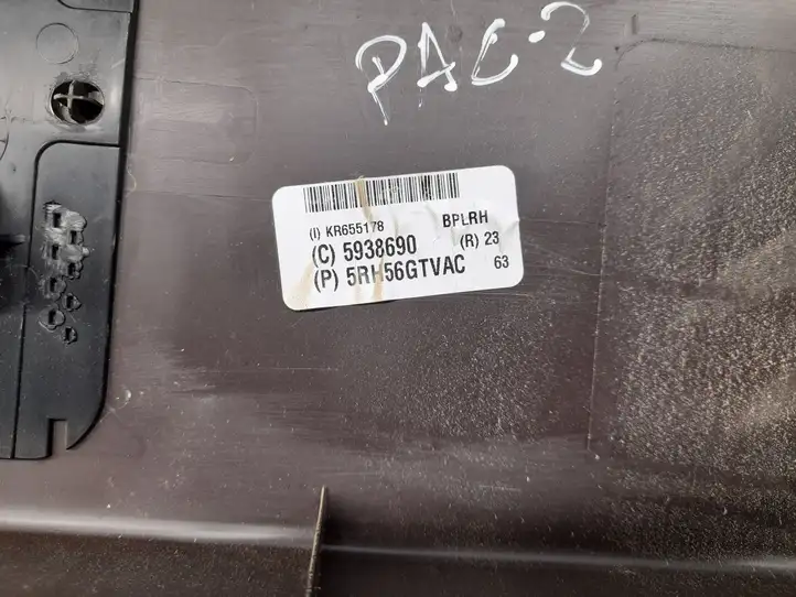 Chrysler Pacifica (2016 - ) 5RH56GTVAC Нижняя обшивка стойки B — фото 4
