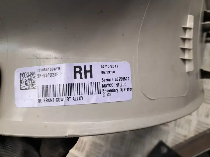 Chrysler Pacifica (2016 - ) 5RH88PD2AF Внутренняя отделка переднего порога — фото 2