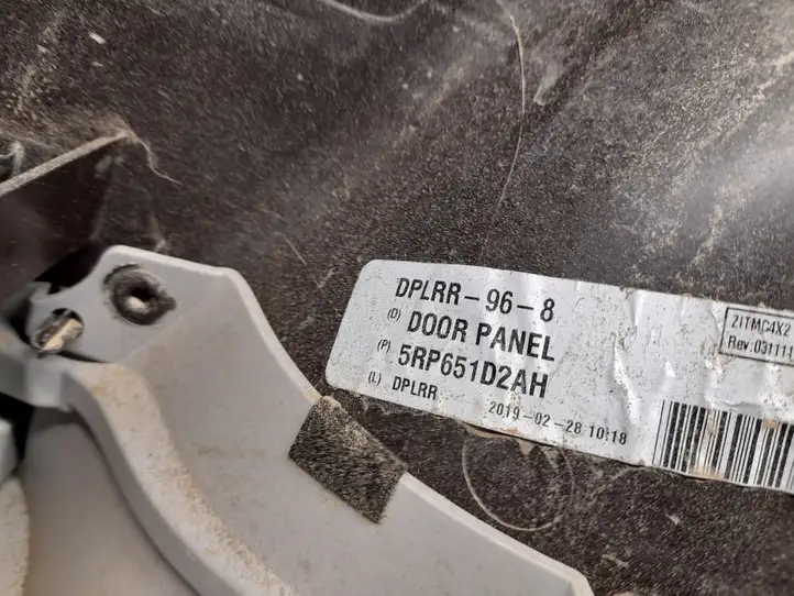 Chrysler Pacifica (2016 - ) 5RP651D2AH Обшивка задней двери — фото 6