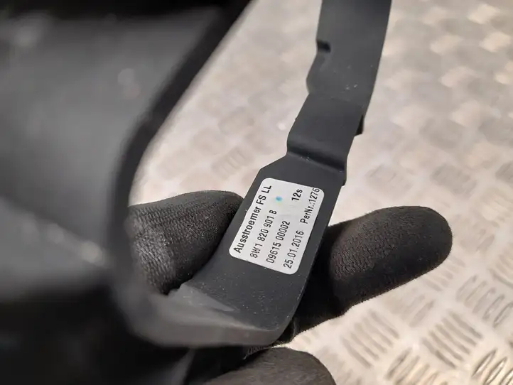 Audi A4 S4 B9 (2015 - 2019) 8W1820901B Боковой воздушный дефлектор — фото 3