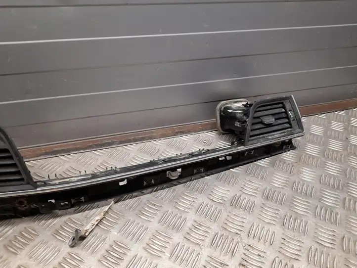 Audi Q5 (2017 - )  80B820902K Центральный дефлектор