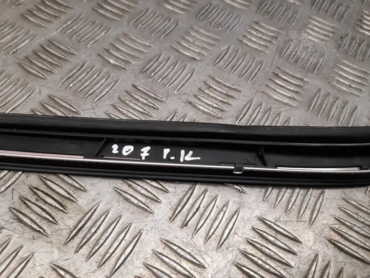 Mercedes-Benz E A207 (2010 - 2017) A2076901362 Накладка стоек лобового стекла — фото 2