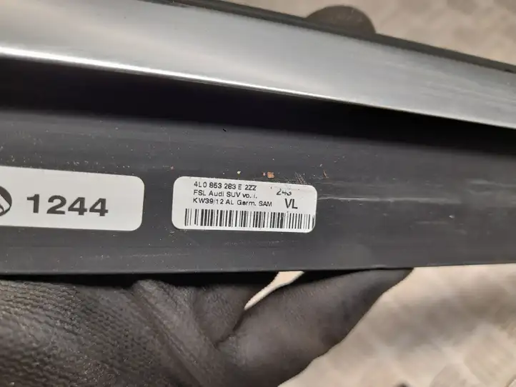 Audi Q7 4L (2009 - 2015) 4L0853283E Накладка стекла передней двери — фото 2