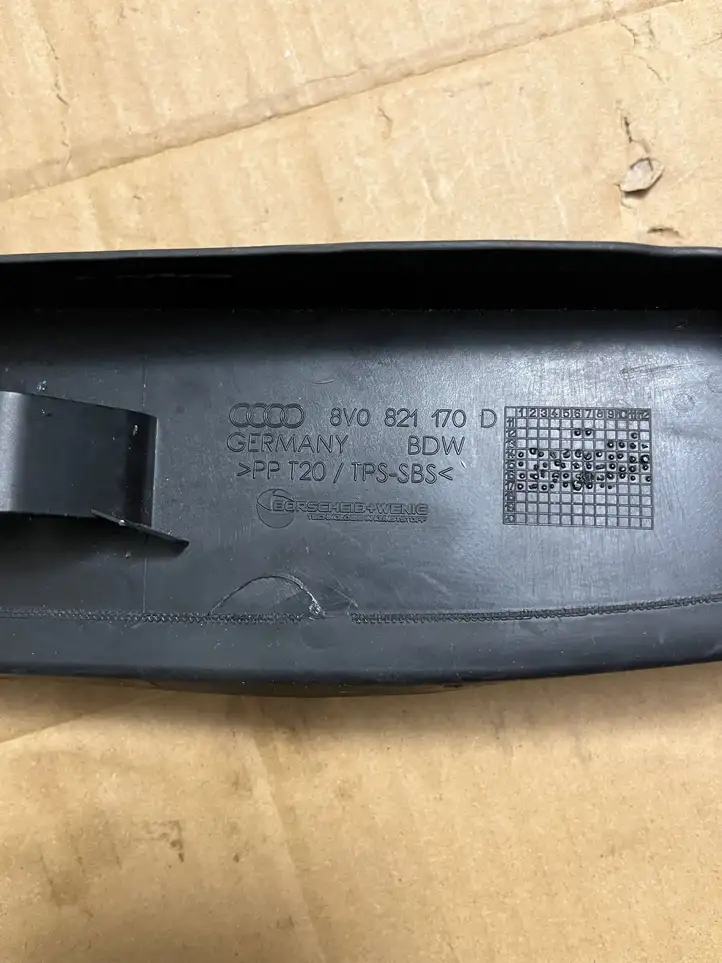 Audi A3/S3 8V (2012 - 2016) 8V0821170D Накладка стоек лобового стекла — фото 2