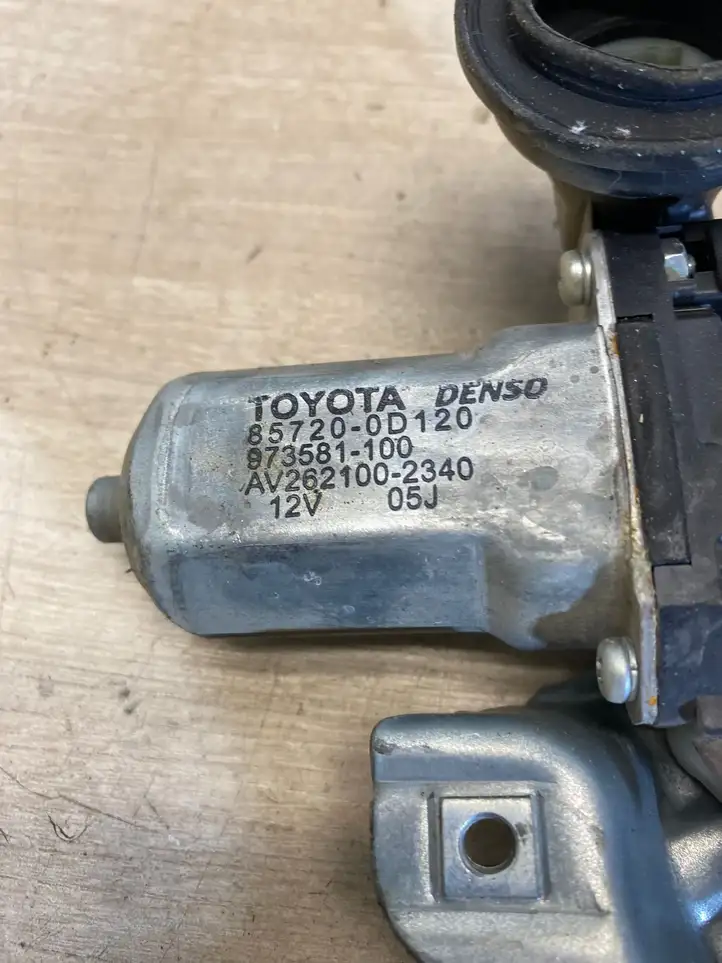 Toyota Auris E180 (2012 - 2018) 857200d120 Стеклоподъемник задней двери — фото 1
