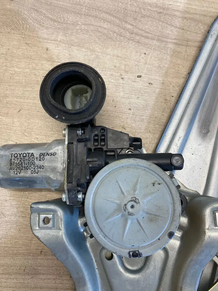 Toyota Auris E180 (2012 - 2018) 857200d120 Стеклоподъемник задней двери — фото 3