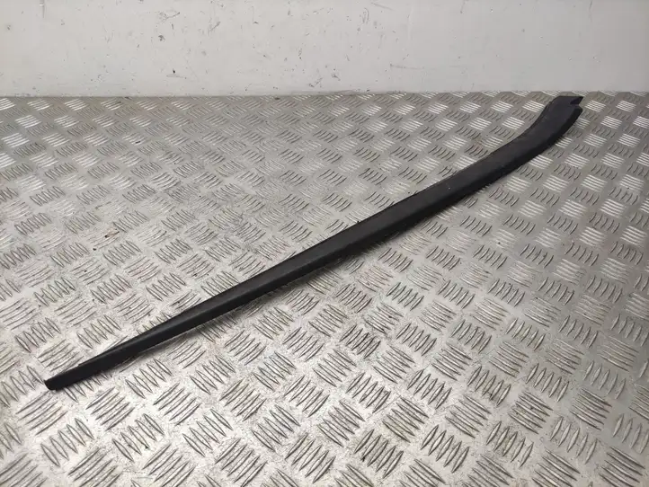 Volkswagen Golf Plus (2008 - 2014) 5M0854328 Накладка стоек лобового стекла — фото 1