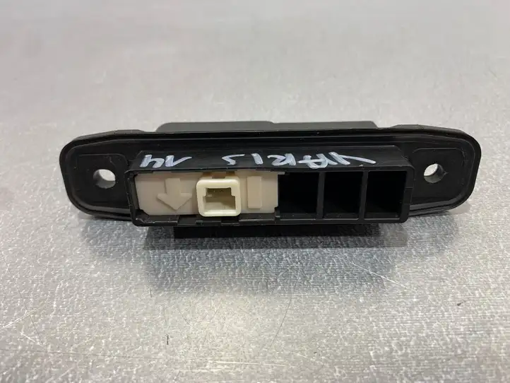 Toyota Yaris (2012 - 2014) 0506L55 Ручка крышки багажника — фото 5