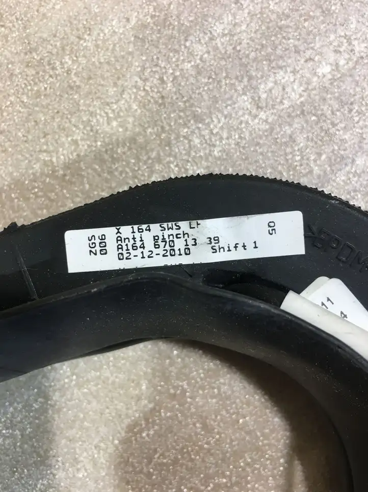 Mercedes-Benz GL X164 (2006 - 2012)  A1646701339 Уплотнительная резина стекла задней двери