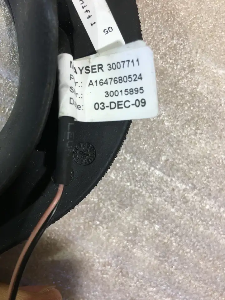 Mercedes-Benz GL X164 (2006 - 2012)  A1646701339 Уплотнительная резина стекла задней двери