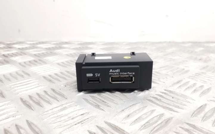 8V0035736A Audi A3 S3 8V USB jungtis