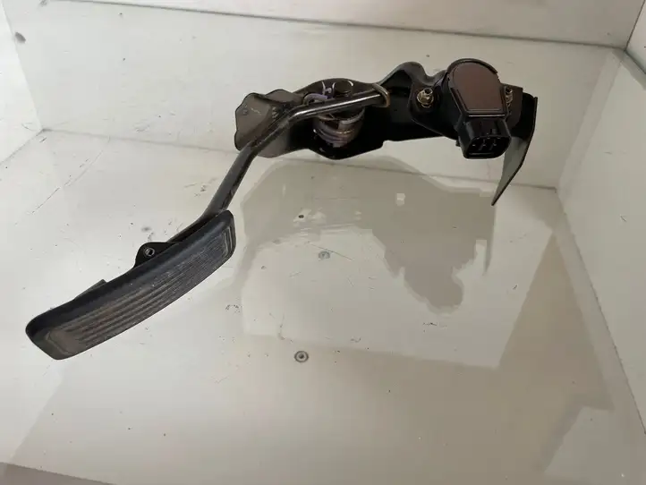 Toyota Corolla Verso AR10 (2004 - 2009) 8928152021 Педаль акселератора — фото 2