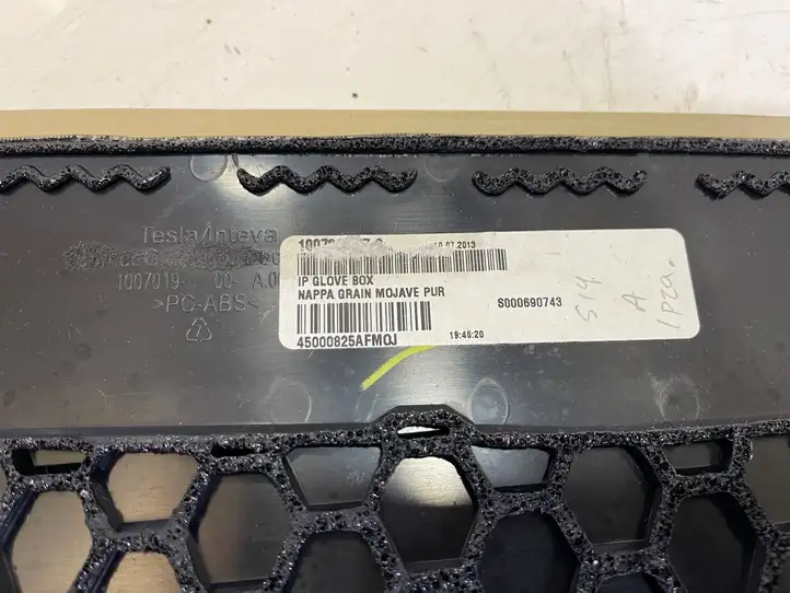 Tesla Model S (2012 - 2016) 45000825A Обшивка бардачка — фото 2
