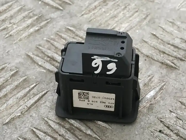 Audi A3/S3 8V (2012 - 2016) 4F0962109B Кнопка фаркопа в багажнике — фото 4