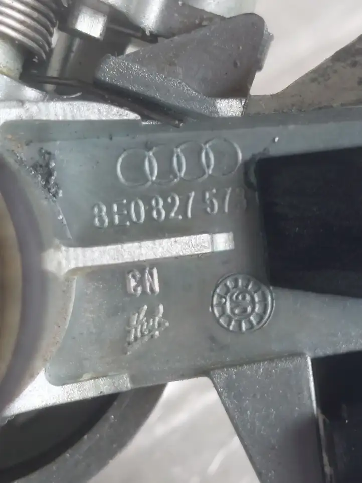 Audi A6 S6 C6 4F (2004 - 2008) 8E0827573 Замок крышки багажника — фото 3