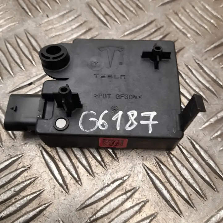 Tesla Model 3 (2017 - 2023) 109785500H Прочие блоки управления — фото 3