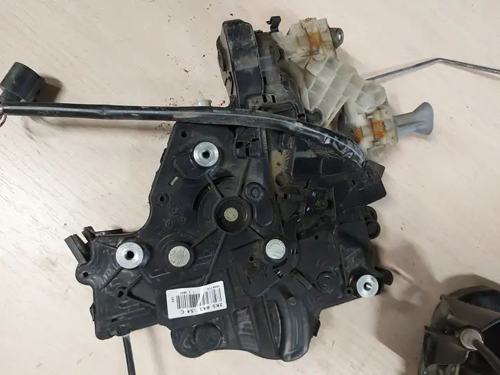 Volkswagen Caddy (2010 - 2015) 2K5843354C Замок раздвижной двери — фото 5