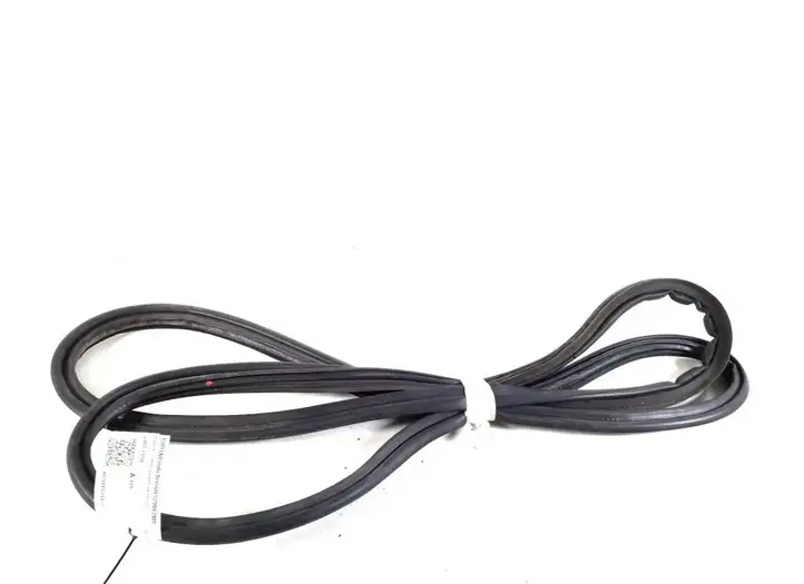 Toyota Corolla Verso AR10 (2004 - 2009) 67881-13250 Уплотнитель багажной двери (кузов) — фото 1