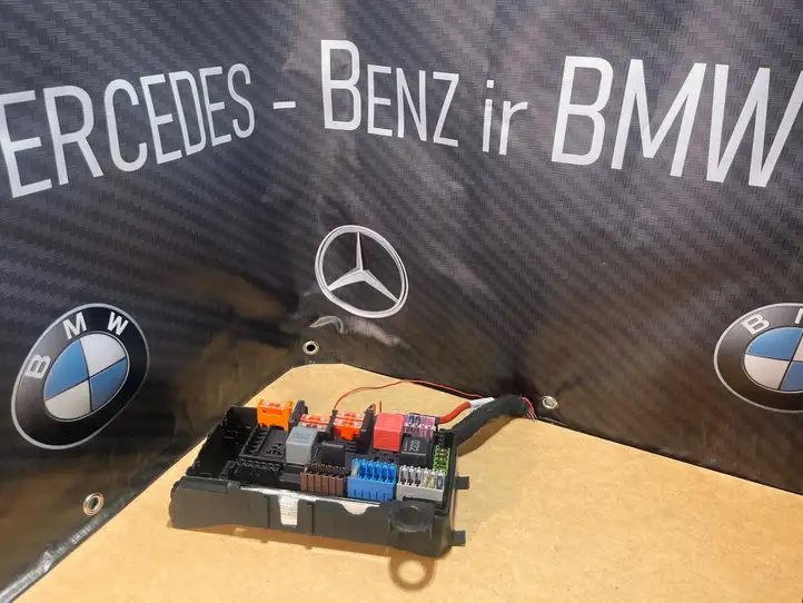 Mercedes-Benz E W213 (2016 - ) A2135400200 Крышка ящика предохранителей — фото 1