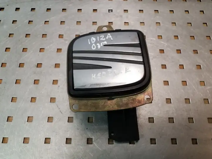 Seat Ibiza III (6L) (2002 - 2008) 6L6827573D Ручка багажной двери — фото 1