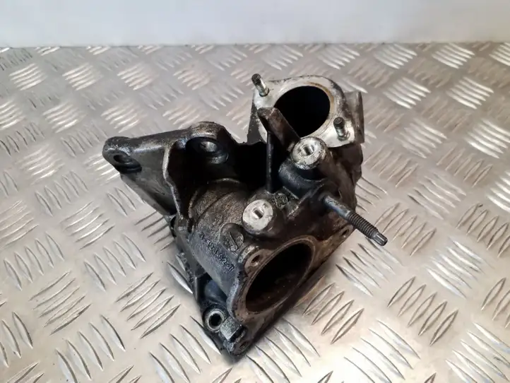 Nissan Juke I F15 (2010 - 2018) 3523027 Кронштейн охладителя EGR — фото 1