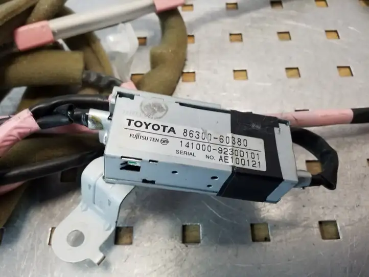 Toyota Land Cruiser (J120) (2002 - 2009) 8630060380 Усилитель антенны — фото 2