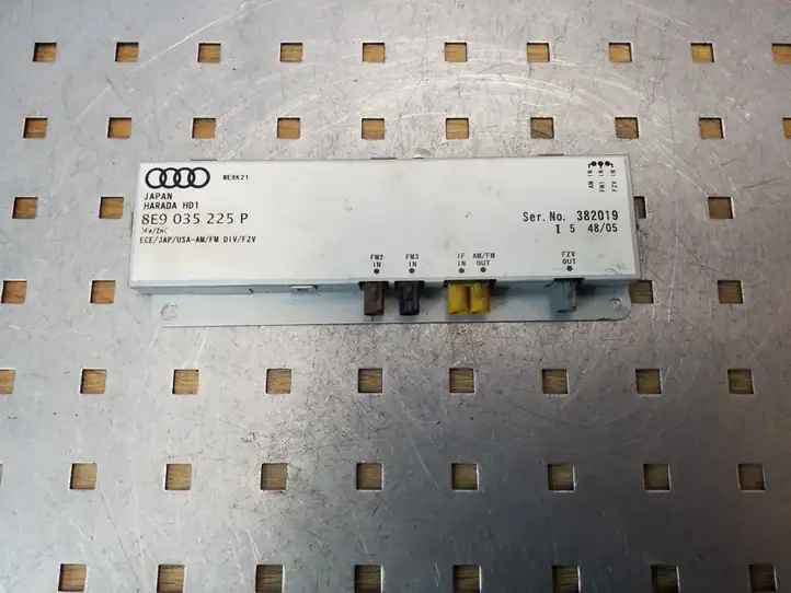 Audi A4 S4 B7 8E 8H (2004 - 2009) 8E9035225P Усилитель антенны — фото 1