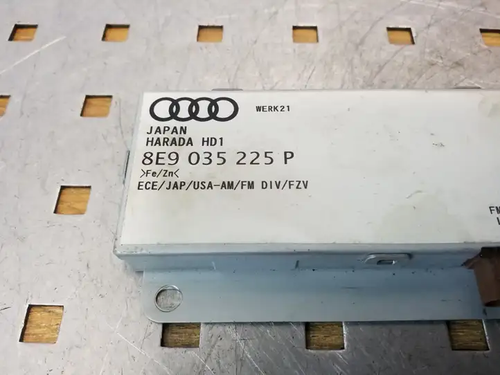 Audi A4 S4 B7 8E 8H (2004 - 2009) 8E9035225P Усилитель антенны — фото 2
